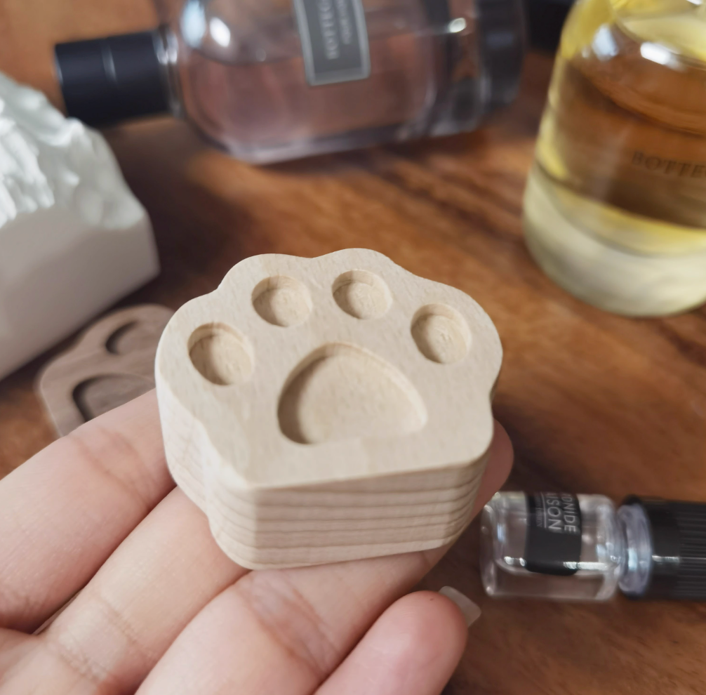 Cat Paw Diffuser Wood – Cute Scented Ornament for Essential Oils or Perfume (Fragrance Not Included)